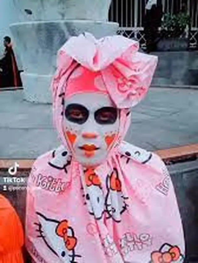 6 Dandanan Nyeleneh Seperti Pocong Ini Bikin Geleng Kepala, Koca (IG/jakartakeras)