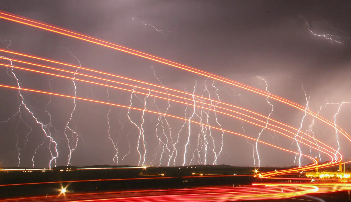 Kilatan petir terlihat dari bandara Daggett, Barstow, California, Rabu (1/7/2015) waktu setempat. Gambar ini diambil menggunakan eksposur panjang. (REUTERS/Gene Blevins)
