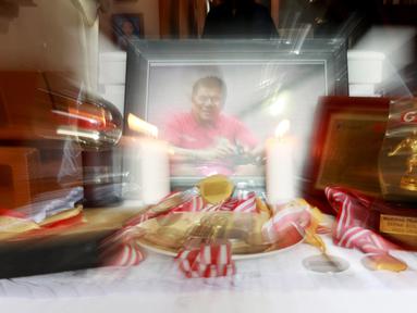 Foto mantan pelatih Tim Nasional Indonesia, Benny Dollo diletakkan dekat peti jenazahnya saat disemayamkan di rumah duka kawasan Pamulang, Tangerang Selatan, Kamis (2/2/2023). Mantan pelatih timnas Indonesia itu meninggal dunia di RSUD Tangerang Selatan pada Rabu malam (1/2/2023). (Bola.com/Muhammad Iqbal Ichsan)