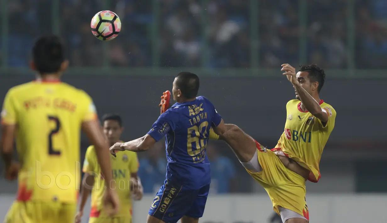 Pemain Bhayangkara, Otavio Dutra menendang bola tanpa sengaja menghantam kepala pemain Persib Bandung, Tantan pada Liga 1 2017 di Stadion Patriot, Bekasi, (04/06/2017). (Bola.com/Nicklas Hanoatubun)