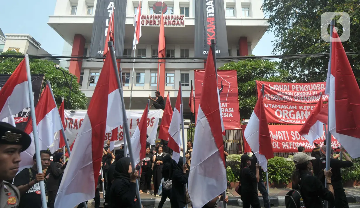 Aksi untuk mendesak pemerintah menetapkan peristiwa pengambilan paksa kantor DPP PDI di Jalan Diponegoro 58 Jakarta Pusat sebagai peristiwa pelanggaran HAM berat. (merdeka.com/Imam Buhori)