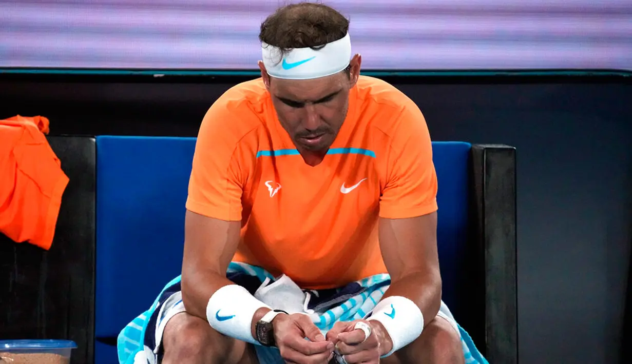 Reaksi petenis Spanyol Rafael Nadal setelah kalah dari petenis Amerika Serikat Mackenzie McDonald pada pertandingan putaran kedua kejuaraan tenis Australian Open di Melbourne, Australia, Rabu (18/1/2023). Rafael Nadal harus tersingkir dari Australian Open 2023 setelah ia mengalami cedera dan kemudian takluk 4-6, 4-6, 5-7 dari petenis Amerika Serikat MacKenzie McDonald. (AP Photo/Dita Alangkara)