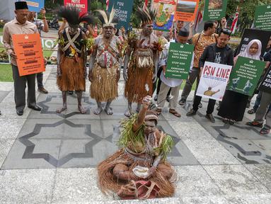 Koalisi organisasi masyarakat sipil dan sejumlah orang yang tergabung dalam gerakan Rakyat menggugat Proyek Strategis Nasional (Geram PSN) melakukan ritual adat berdoa bersama sebelum sidang judicial review di Mahkamah Konstitusi, Jakarta, Selasa (19/8/2025). (merdeka.com/Arie Basuki)