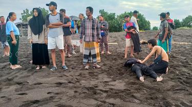 Salah Satu Jenazah Korban Tewas Tragedi Ritual di Pantai Payangan Jember. (Istimewa)