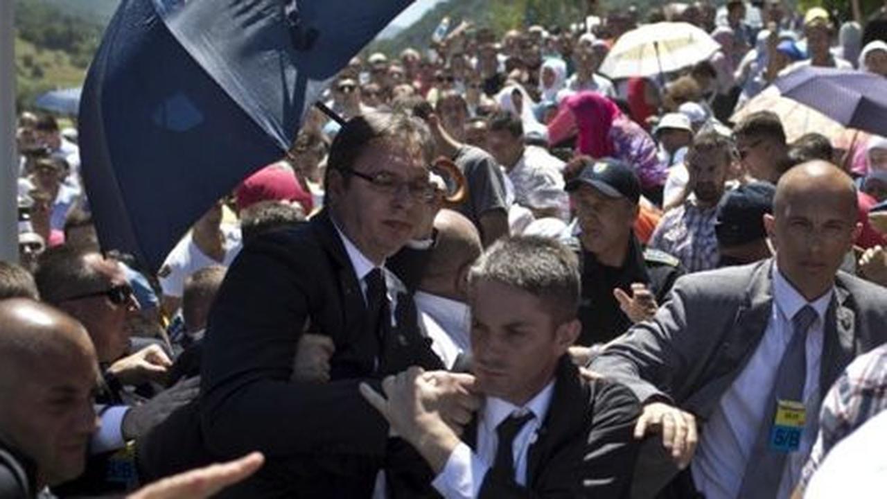 Datang ke makam korban muslim Bosnia, PM Serbia dilempari batu