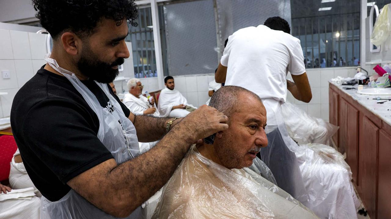 FOTO: Jemaah Haji Antri Potong Rambut di Barber Shop