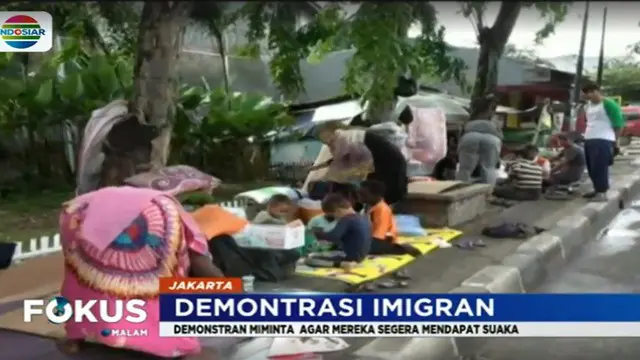 Hingga Jumat malam sedikitnya 60 imigran pencari suaka masih bertahan trotoar di kawasan Kalideres, Jakarta Barat