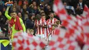 Kiper Stoke City, Jack Butland memberikan salam kepada fans usai laga melawan Manchester City pada lanjutan Premier League di Bet 365 Stadium, Stoke, (13/3/2018). Manchester City menang 2-0. (AFP/Paul Ellis)