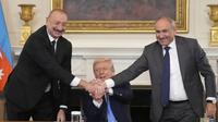Presiden Donald Trump (tengah)&nbsp;bersama dengan Perdana Menteri Armenia Nikol Pashinyan (kanan) dan Presiden Azerbaijan Ilham Aliyev selama upacara penandatanganan perdamaian di Gedung Putih, Jumat, (8/8/2025). (Dok. AP/Mark Schiefelbein).