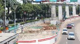 Kendaraan melintas di samping proyek LRT yang sepi aktivitas di Jalan HR Rasuna Said, Jakarta, Selasa (1/5). Peringatan Hari Buruh membuat sejumlah proyek meliburkan para pekerjanya. (Liputan6.com/Immanuel Antonius)
