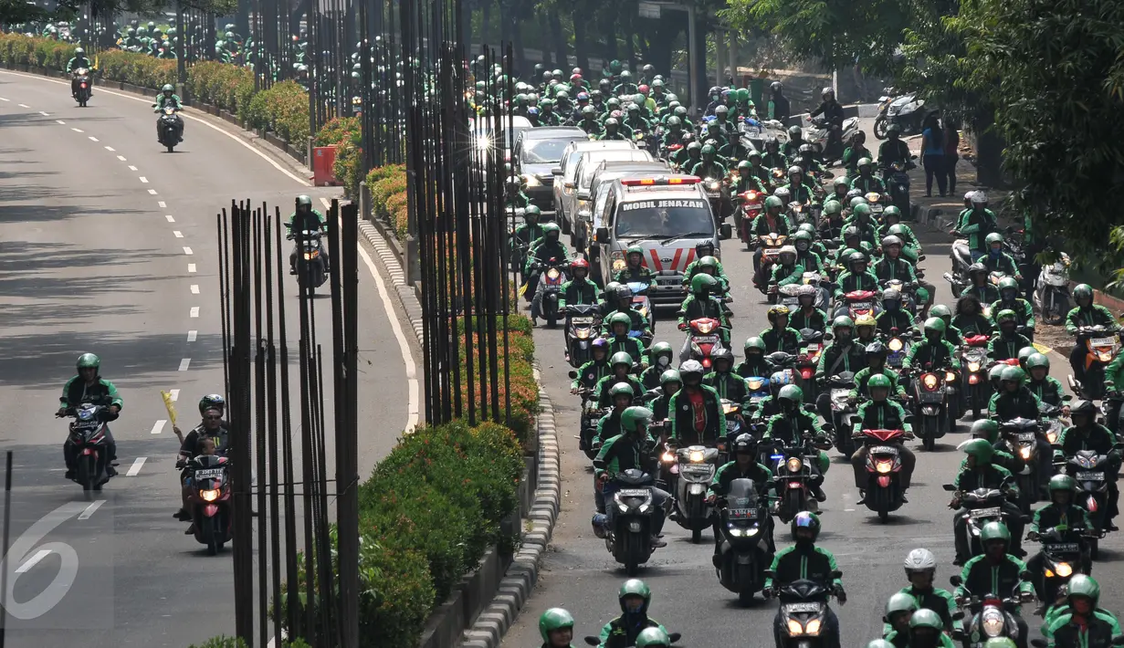 Ratusan pengemudi Ojek Online melakukan aksi solidaritas terhadap temannya yang meninggal karena Sakit, Jakarta, Sabtu (11/6). Pengemudi Ojek online tersebut melakukan aksi solidaritas konvoi memenuhi jalan Kuningan. (Liputan6.com/Johan Tallo)