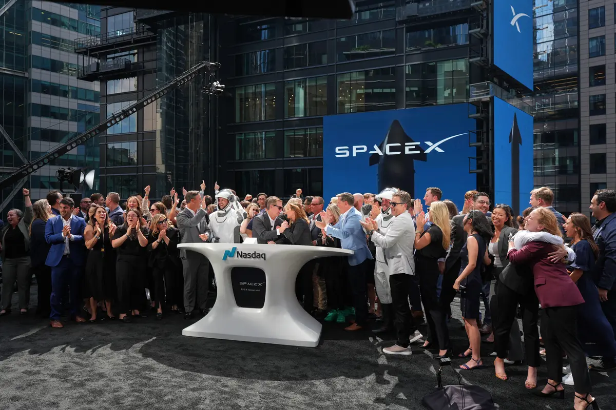 Para karyawan SpaceX merayakan penutupan perdagangan saham perdana (IPO) SpaceX di Nasdaq MarketSite di New York, Jumat, 12 Juni 2026. (AP Photo/Frank Franklin II)