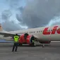 Pesawat Lion Air JT177 nomor registrasi PK-LGZ rute Lombok-Surabaya mengalami kerusakan mesin sesaat setelah mengudara dari Bandara Lombok, Selasa (29/9/2020) sore. (Liputan6.com/Hans Bahanan)