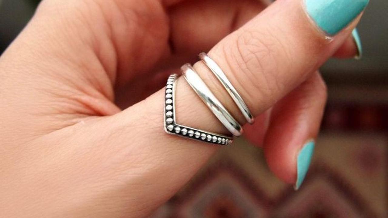 1. Cincin di Jari Jempol: Simbol Ambisi dan Konflik Batin<br>