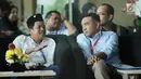 Bupati Purwakarta Dedi Mulyadi (kiri) berbincang dengan Teguh Juwarno saat di ruang tunggu Gedung KPK di Jakarta, Selasa (7/11). Dedi mengaku menemui Deputi Pencegahan KPK guna membahas tindakan pencegahan korupsi. (Liputan6.com/Helmi Fithriansyah)