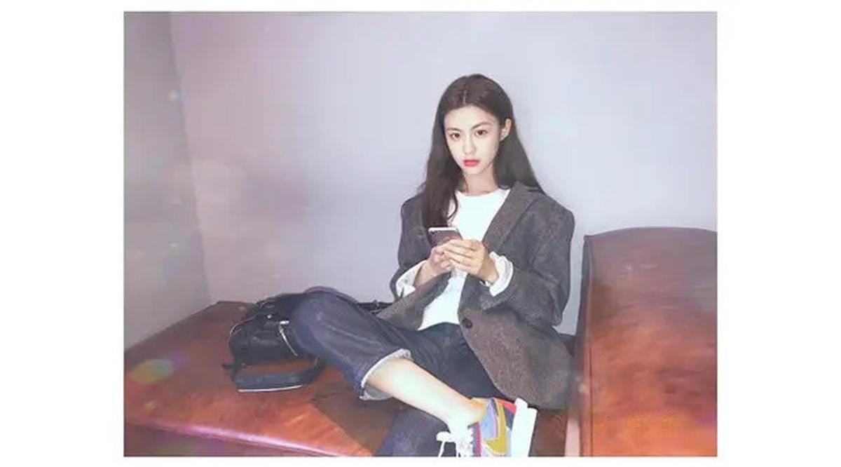 6 Ide Padu Padan Outfit Nongkrong ala Go Yoon Jung, Tampil Kece di Kafe