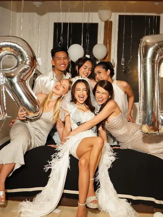 Setelah gelar bridesmaid proposal, Jennifer Coppen dapat kejutan bridal shower dari sahabat terdekat [@jennifercoppenreal20]