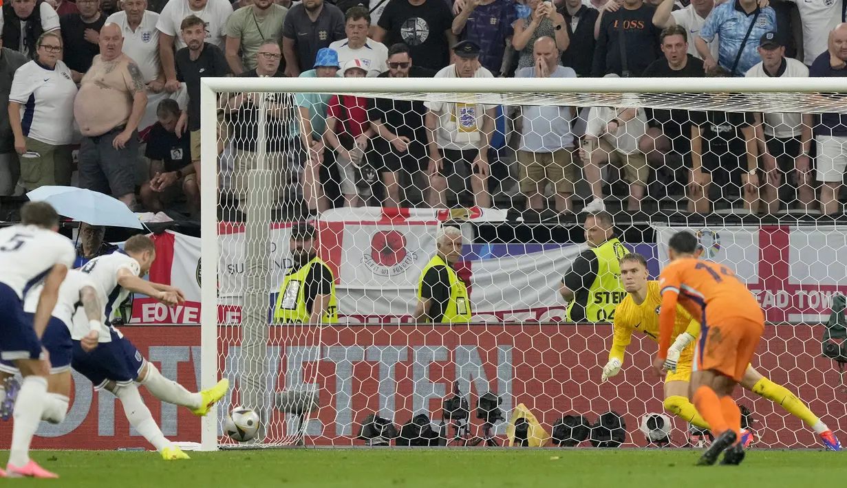Striker Timnas Inggris, Harry Kane (kiri) mencetak gol penyeimbang 1-1 ke gawang Timnas Belanda lewat eksekusi penalti pada laga semifinal Euro 2024 di Westfalenstadion, Dortmund, Jerman, Kamis (10/7/2024). (AP Photo/Martin Meissner)