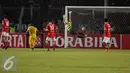 Kiper Persija, Andritany A gagal menahan tendangan Hilton M (Sriwijaya FC) dilanjutan Torabika Soccer Championship presented by IM3 Ooredoo di Stadion GBK Jakarta, Jumat (24/6). Laga dihentikan,Sriwijaya FC unggul 1-0. (Liputan6.com/Helmi Fithriansyah)