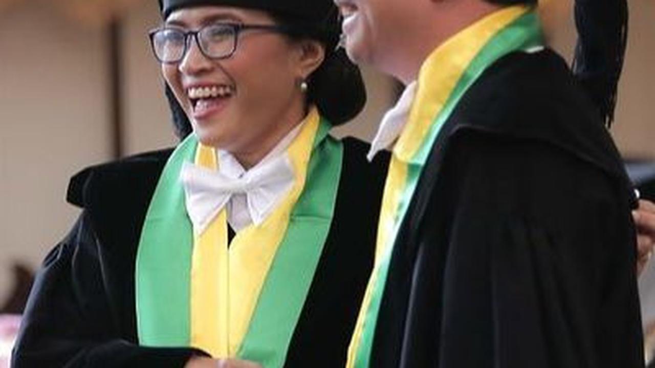 Setelah menikah minat keduanya di bidang pendidikan sama sekali tak luntur. Puji dan Agung justru semakin solid dan serius memperdalam ilmu farmasi.