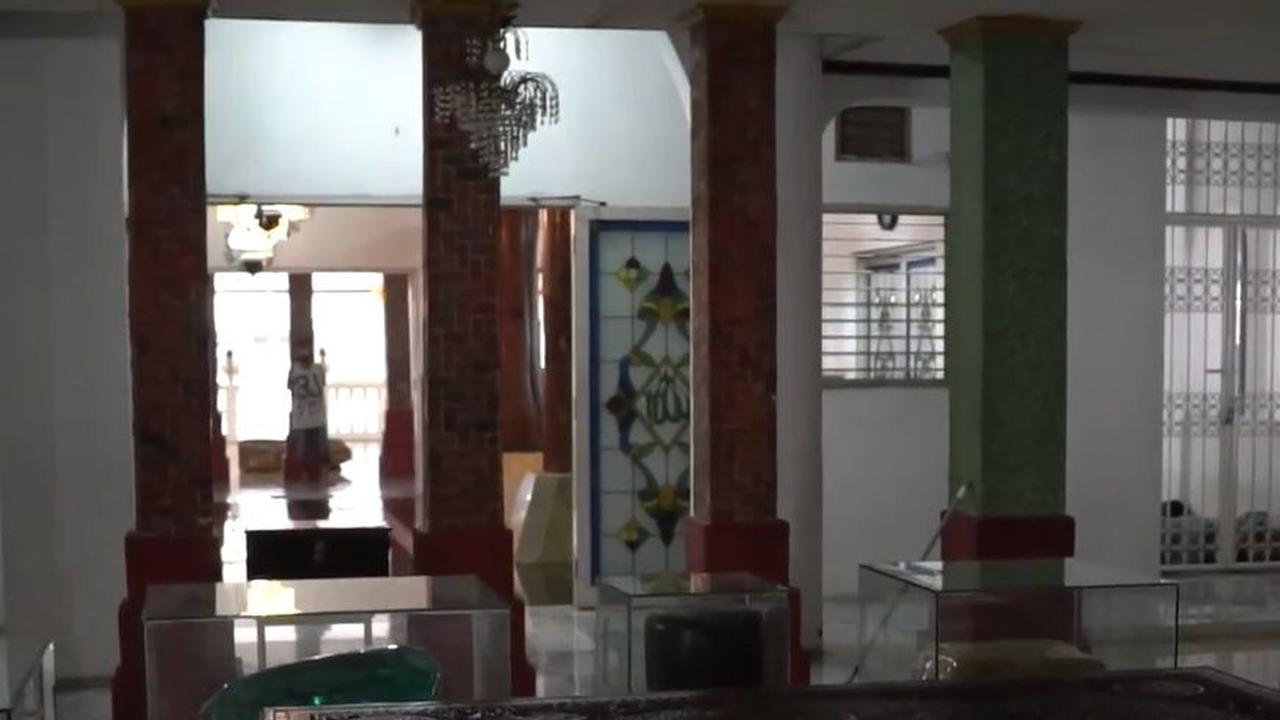 Keindahan masjid juga semakin tampak dari banyaknya ornamen ukiran kayu jati yang didatangkan dari Jepara.<br><br>Foto: Youtube Jalan Plesiran