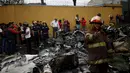 Keramaian lokas terjatuhnya pesawat yang hangus terbakar di Guatemala City, Guatemala, Sabtu (21/11/2015). Pesawat terjatuh setelah lepas landas dari Bandara Internasional La Aurora. (REUTERS/Jorge Dan Lopez)