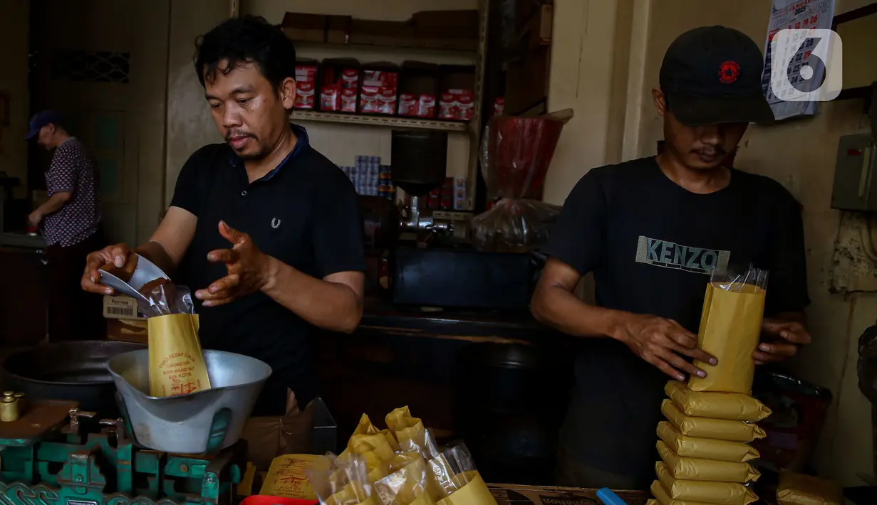 Kemasan kopi Bis Kota masih terbungkus oleh kertas cokelat yang biasa digunakan untuk sampul buku dengan gambar bus di depannya. (Liputan6.com/Angga Yuniar)