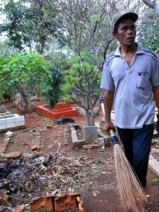 "Kemarin (setelah diamankan) sempat ada. Kemarin itu pakai baju koko putih, pakai peci, pakai celana panjang kayak yang ada di televisi. Kelihatan bersihan dari sebelumnya," ungkap Roni. (Adrian Putra/Bintang.com)