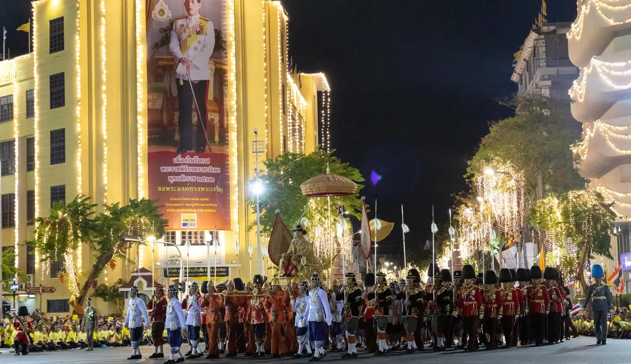 Raja Thailand Maha Vajiralongkorn diarak menggunakan tandu keliling Kota Bangkok, Thailand, Minggu (5/5/2019). Prosesi arak-arakan berlangsung sejak pukul 5 sore di Grand Palace, Bangkok. (AP Photo/Wason Wanichorn)