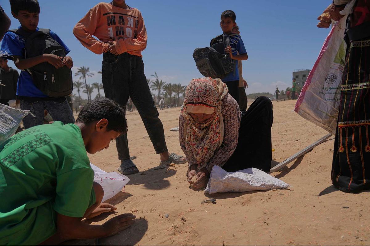 FOTO: Perjuangan Warga Gaza Berebut Bantuan dari Langit