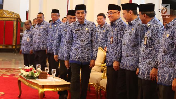 Presiden Joko Widodo (Jokowi) bersiap memberikan sambutan saat membuka Rapat Kerja Nasional Korps Pegawai Republik Indonesia (KORPRI) 2019 di Istana Negara, Jakarta, Selasa (26/2). (Liputan6.com/Angga Yuniar)