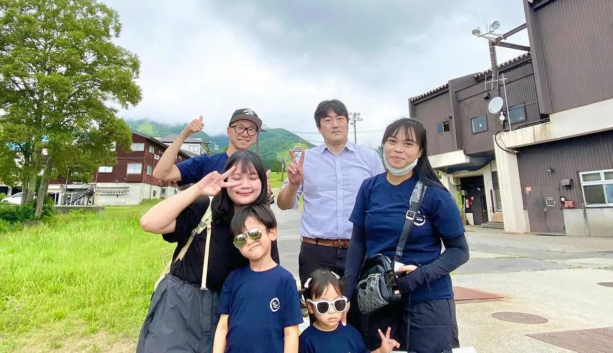 Selain pola asuh dan tingkah lucu dari Natsuki dan Ritsuki yang mencuri perhatian, Ueno Family juga kerap jadi sorotan berkat kekompakan mereka.  [@mas_natsuki].