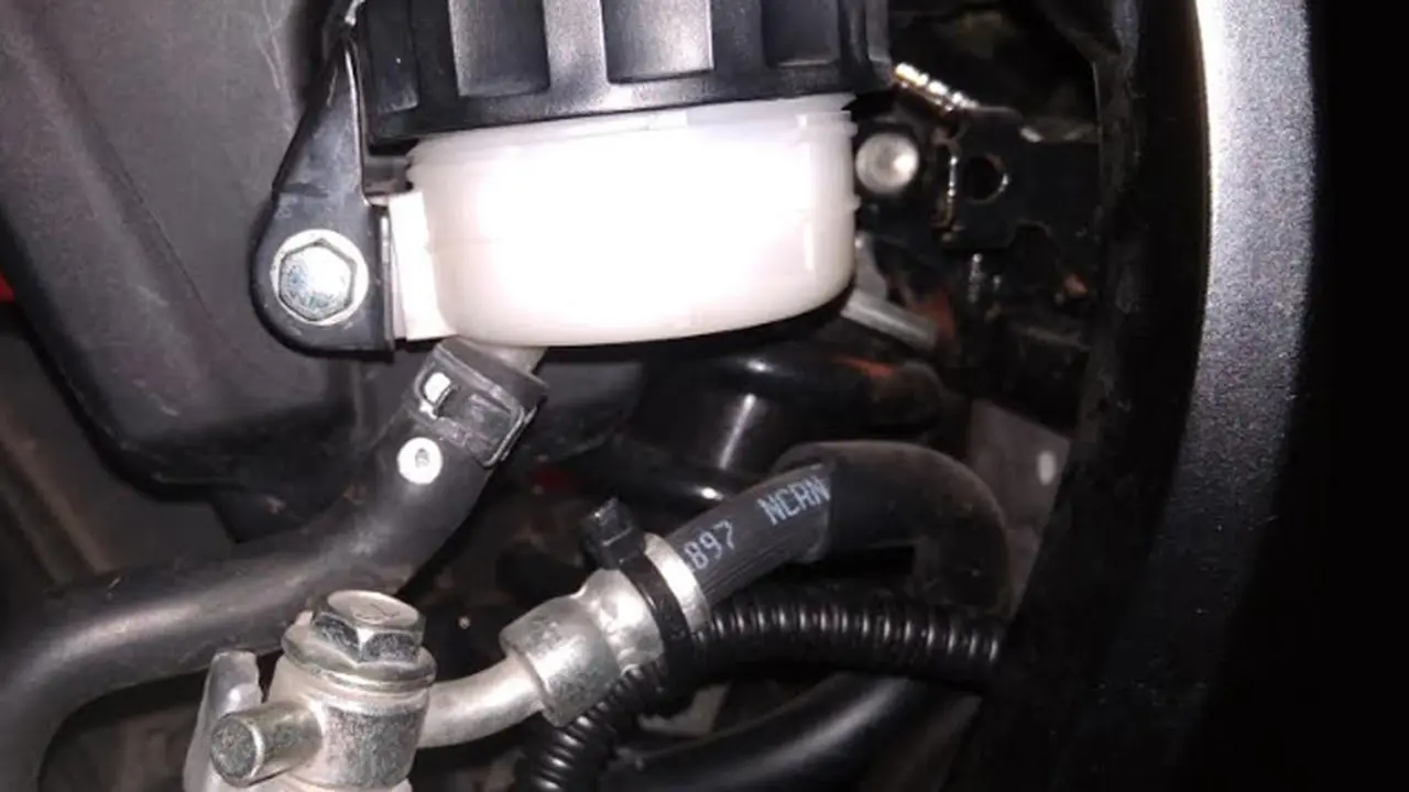 Tabung minyak rem sepeda motor (Otosia.com/ Nazar Ray)