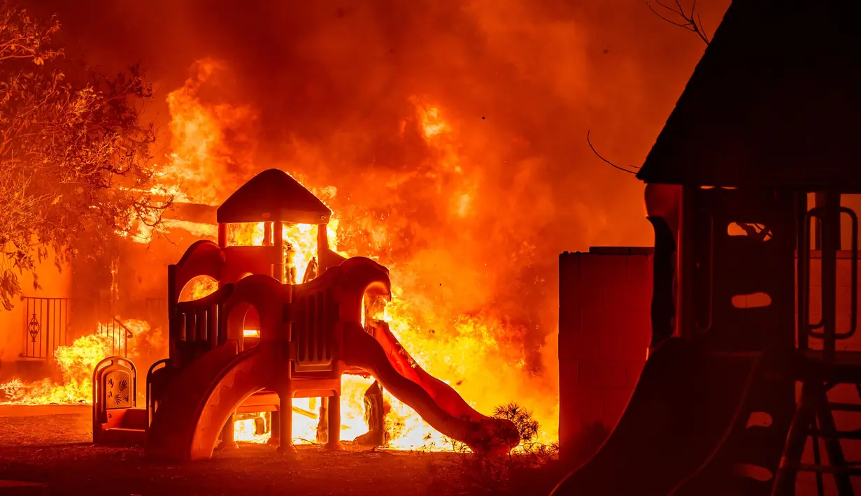 Kebakaran menghancurkan sejumlah rumah dan sekolah di Eaton, Pasadena, California. (JOSH EDELSON/AFP)