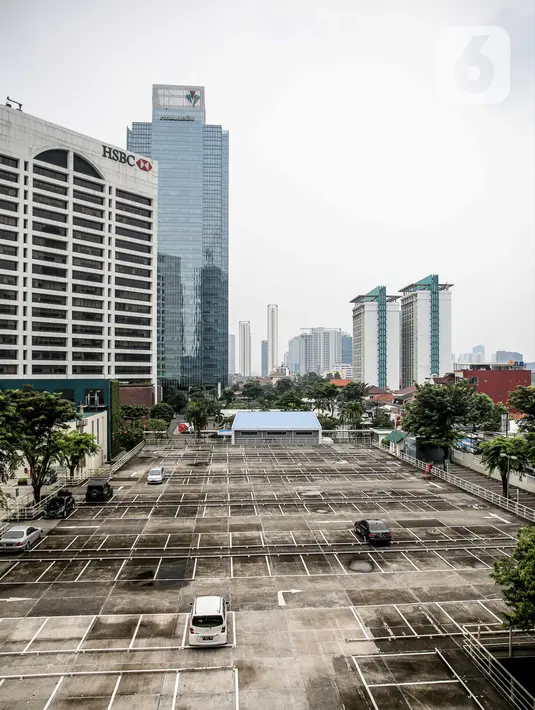 Suasana lahan parkir yang sepi di sebuah gedung, Jakarta, Kamis (1/5/2020). Indonesia Parking Association (IPA) menyatakan terjadi penurunan bisnis parkir sebesar 75-90 persen seiring penerapan PSBB untuk mencegah penyebaran COVID-19 di Jabodetabek. (Liputan6.com/Faizal Fanani)