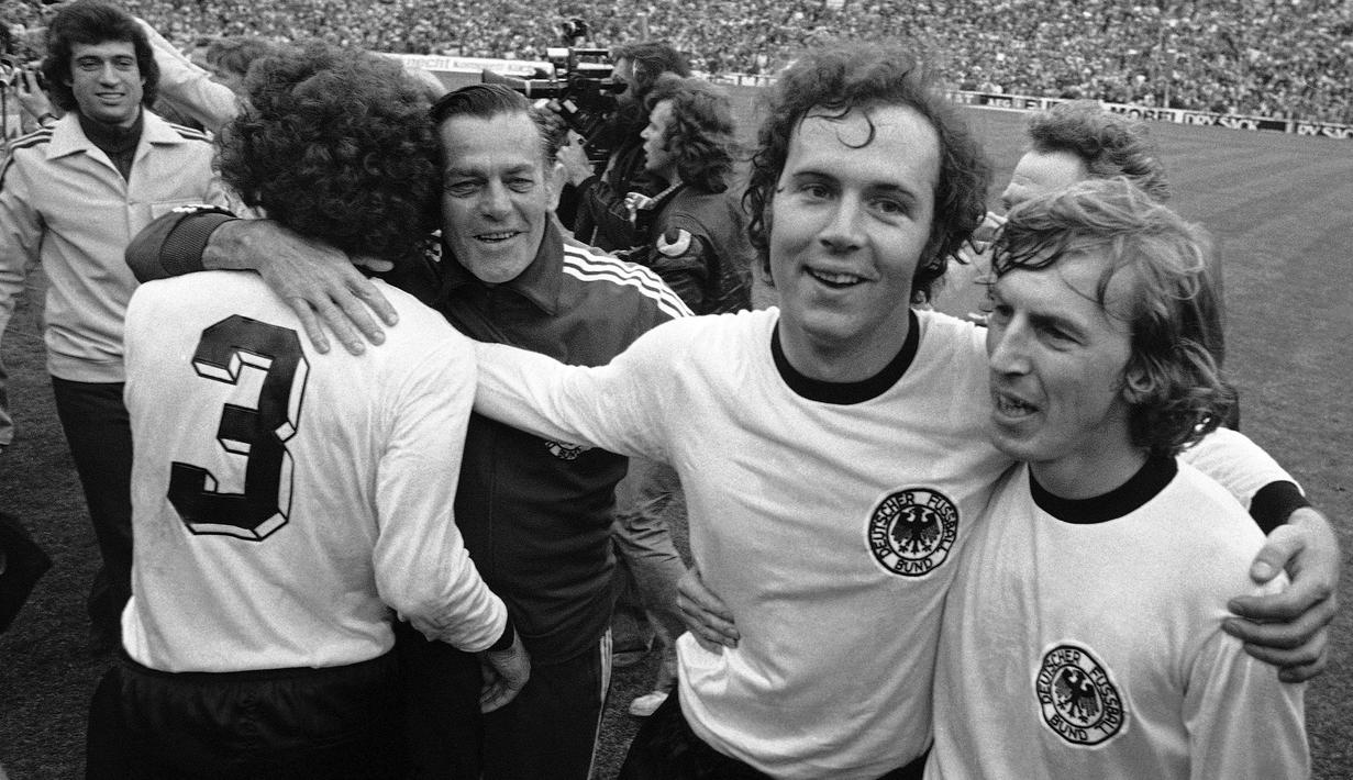 Franz Beckenbauer (kedua kanan) merupakan salah satu pemain sepak bola terhebat yang pernah ada. Ia memulai karier sebagai pemain yang berposisi sebagai gelandang. Namun, pada akhir tahun 60-an, Beckenbeauer mulai turun bermain sebagai bek tengah. (AP Photo/File)