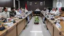 Menteri Koordinator Bidang Pembangunan Manusia dan Kebudayaan (Menko PMK) Muhadjir Effendy (tengah) memimpin rapat koordinasi tingkat menteri di Kantor Kemenko PMK, Jakarta, Senin (17/2/2020). Rapat tertutup tersebut membahas program jaminan kesehatan nasional. (Liputan6.com/Faizal Fanani)