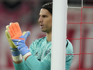 Kiper Bayern Munchen, Yann Sommer saat melawan RB Leipzig pada laga Bundesliga di Stadion Red Bull Arena, Sabtu (21/1/2023). Bayern Munchen harus puas bermain imbang saat bertandang ke markas RB Leipzig. (AP Photo/Matthias Schrader)