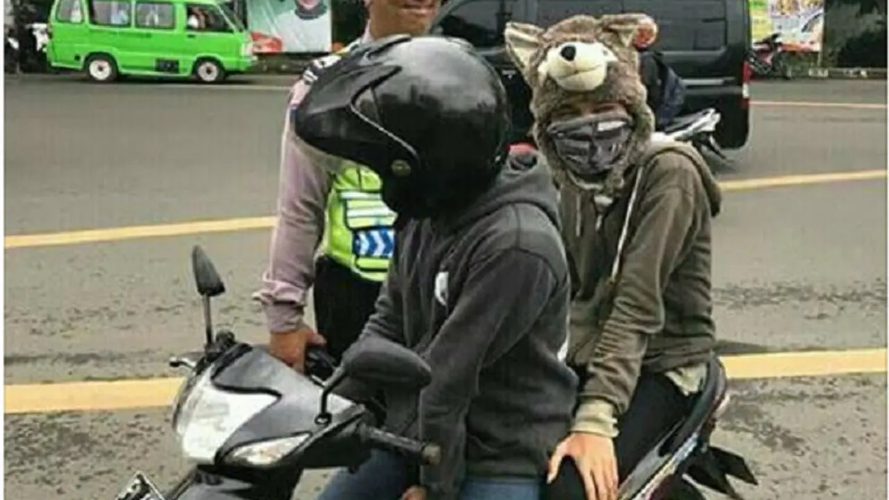 Polisi menilang pengendara dan penumpang
