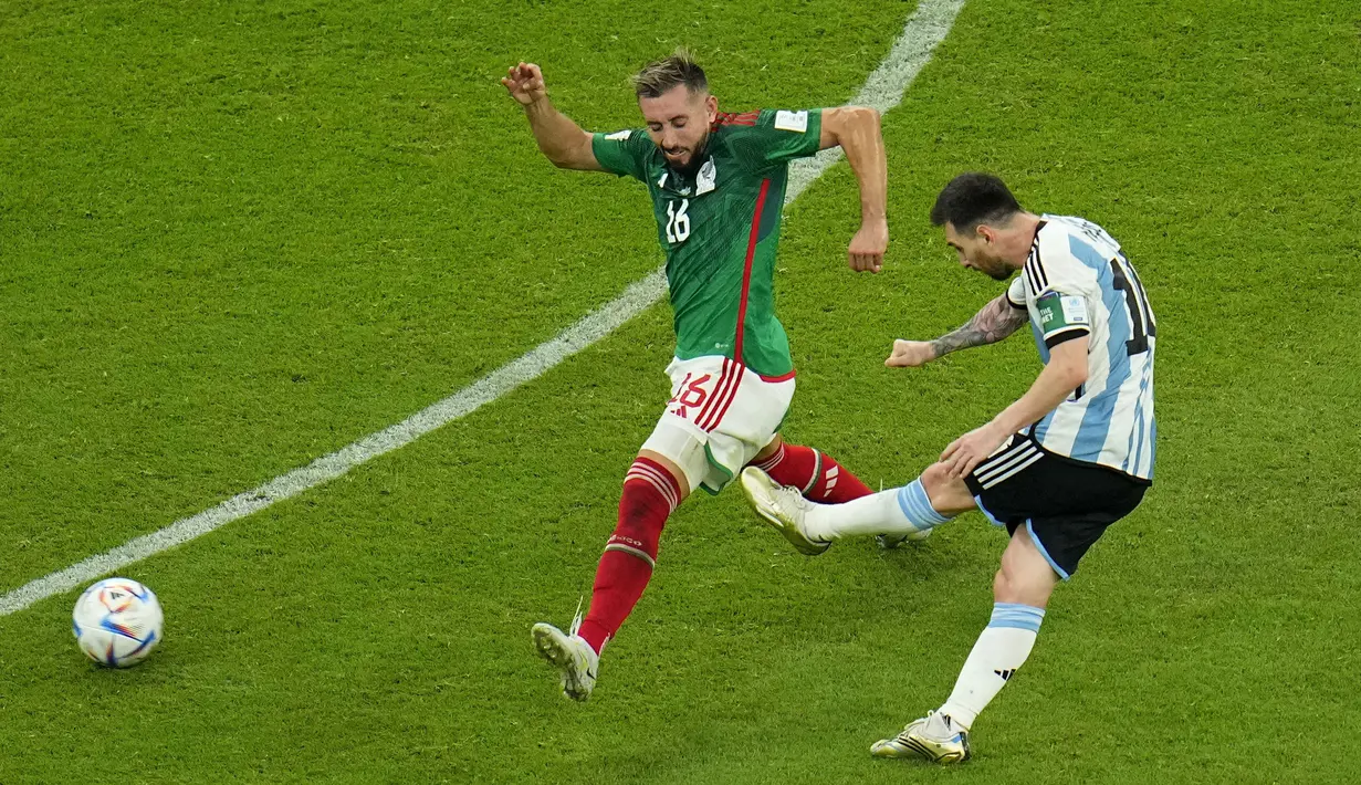 Lionel Messi akhirnya memecah kebuntuan pada menit ke-64. La Pulga mendapat ruang cukup bebas ketika melepas sepakan datar yang keras dan membobol gawang Meksiko. (AP Photo/Julio Cortez)