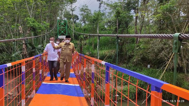 <span>BRI membantu pembangunan jembatan gantung di Malang, Jawa Timur. Pembangunan jembatan yang dibangun menghubungkan Desa Druju, Kecamatan Sumbermanjing Wetan dan Desa Kemulan, Kecamatan Turen.</span>