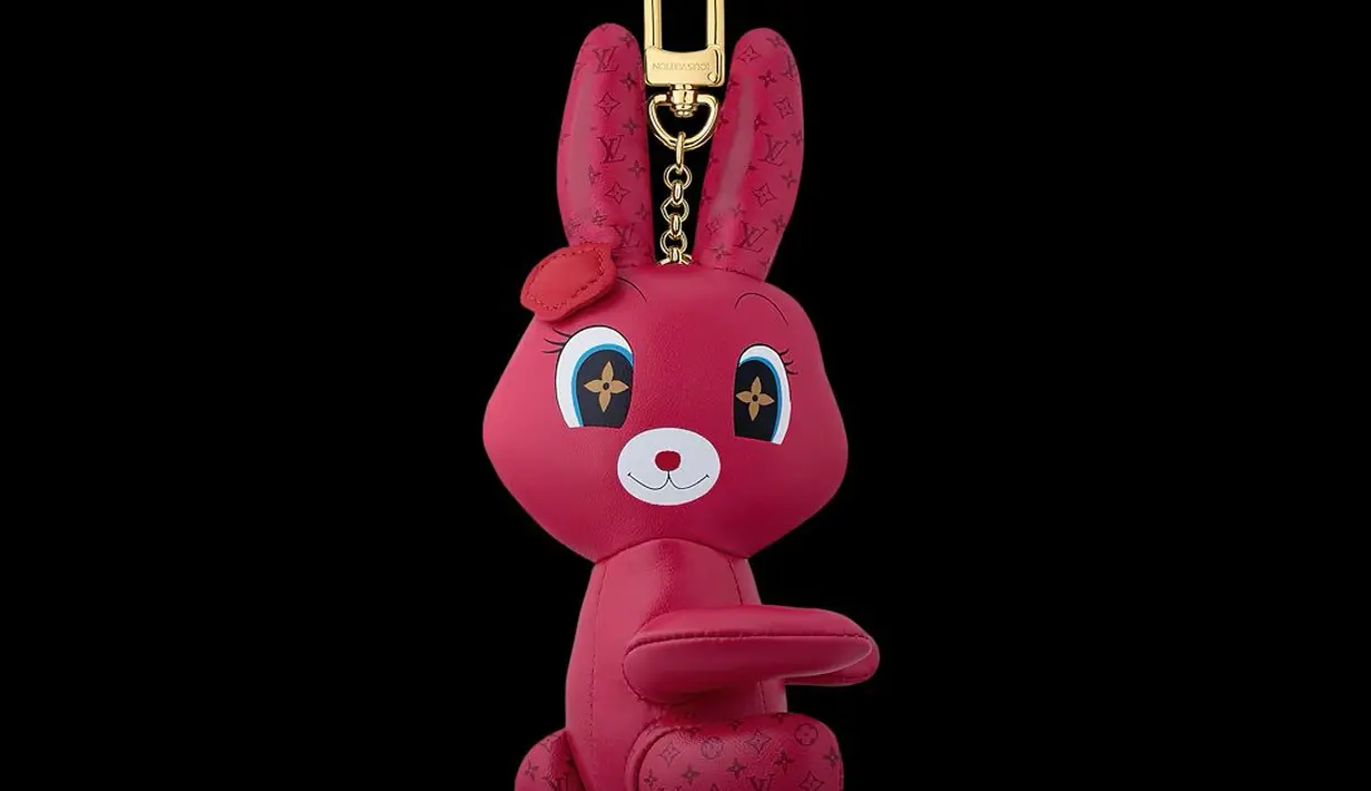 Animogram Bag Charm yang berwarna-warni dan menggemaskan memberikan kesan berani dan penuh gaya. Desain orisinalnya yang sedang tren menampilkan kelinci yang menggemaskan yang dibuat dari kulit dengan mata Monogram Flower, tergantung pada rantai logam berwarna emas yang saling bertautan. Harganya mencapai Rp23,7 juta. [Dok/louisvuitton.co.id].