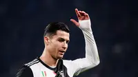 Ekspresi bintang Juventus, Cristiano Ronaldo, saat ditarik keluar pada laga kontra AC Milan di Allianz Stadium, Senin (11/11/2019) dini hari WIB. (AFP/Marco Bertorello)