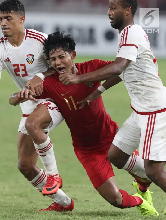 Bek timnas Indonesia -19, Firza Andika (tengah) dijepit dua pemain Uni Emirat Arab U-19 pada penyisihan Grup A Piala AFC U-19 2018 di Stadion GBK, Jakarta, Rabu (24/10). Indonesia unggul 1-0. (Liputan6.com/Helmi Fithriansyah)