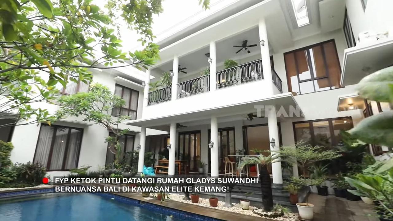 Potret Rumah Mewah Gladys Suwandhi Bernuansa Bali di Menteng, Ada Kolam Renang & Kamar Seluas Lapangan Futsal