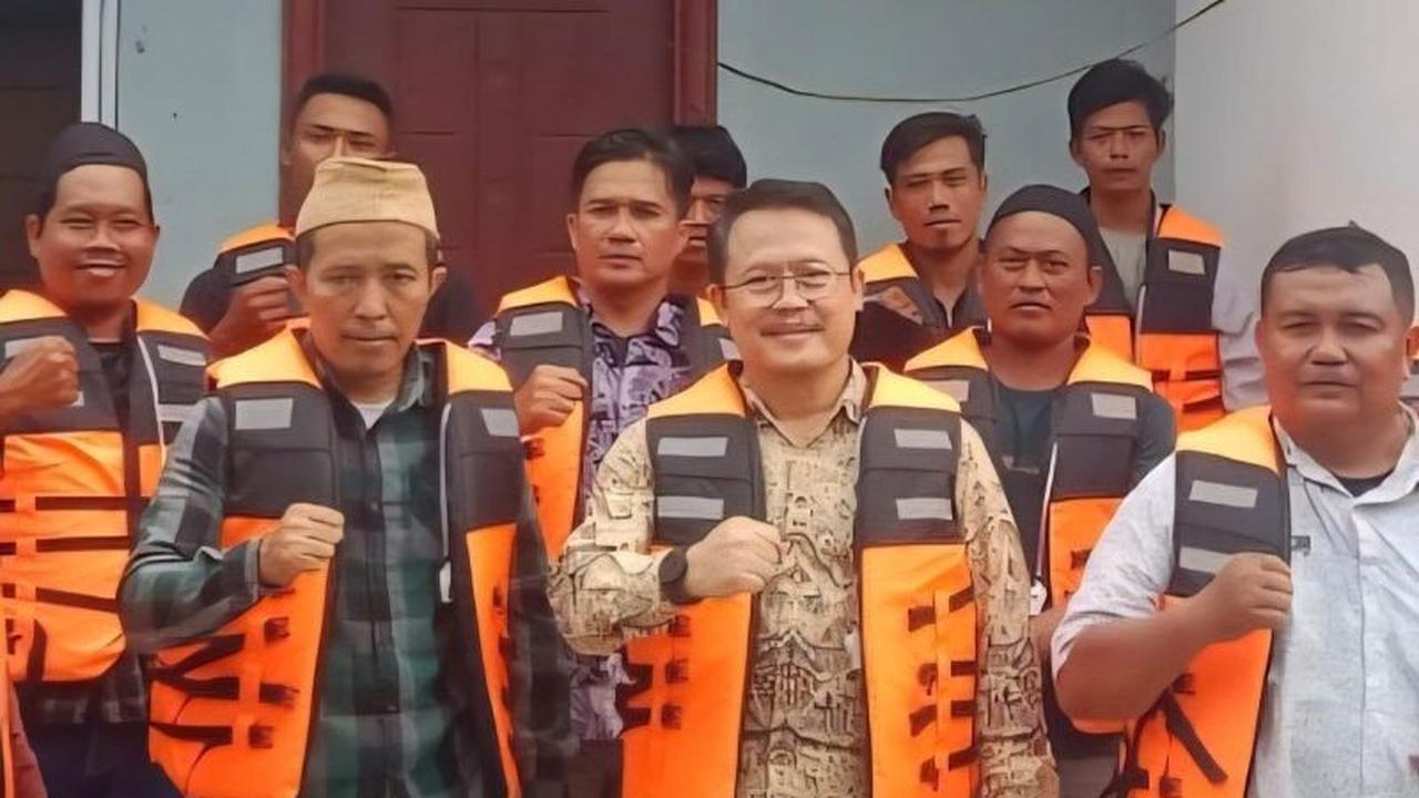 Tingkatkan Peluang Selamat, 246 Rompi Keselamatan Nelayan Cianjur Dibagikan DPKHP