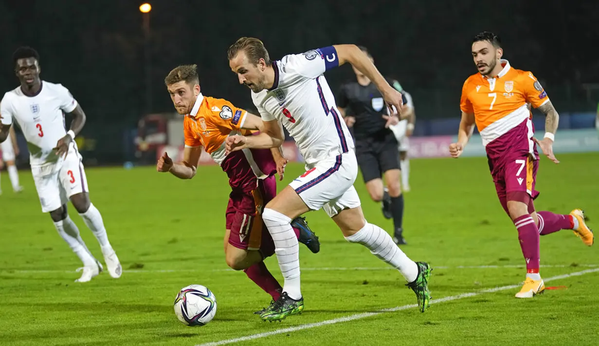 Pemain Inggris Harry Kane (tengah) berlari menggiring bola saat melawan San Marino pada pertandingan sepak bola Kualifikasi Grup I Piala Dunia 2022 di Stadion Olimpiade, Serravalle, San Marino, 15 November 2021. Inggris menang 10-0. (AP Photo/Antonio Calanni)