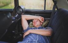 Tidur di Mobil Ternyata Berbahaya, Ini Hal Penting yang Sering Diabaikan