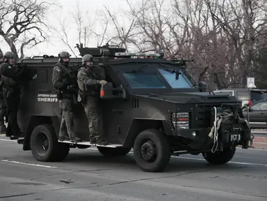 Petugas menyusuri tempat terjadinya aksi penembakan di toko King Soopers di Boulder, Colorado (22/3/2021).  Insiden penembakan yang terjadi di Colorado pada Senin, 22 Maret 2021 pukul 14.30 waktu setempat telah menewaskan 10 orang, termasuk seorang polisi. (AP Photo/Joe Mahoney)