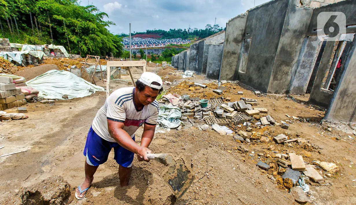 Pekerja menyelesaikan proyek pembangunan perumahan subsidi BTN di Kawasan Bogor, Jawa Barat, Jumat (18/2/2022). Angka tersebut jauh lebih tinggi dibandingkan periode yang sama tahun lalu yang hanya mencapai 2.302 unit. (Liputan6.com/Angga Yuniar)